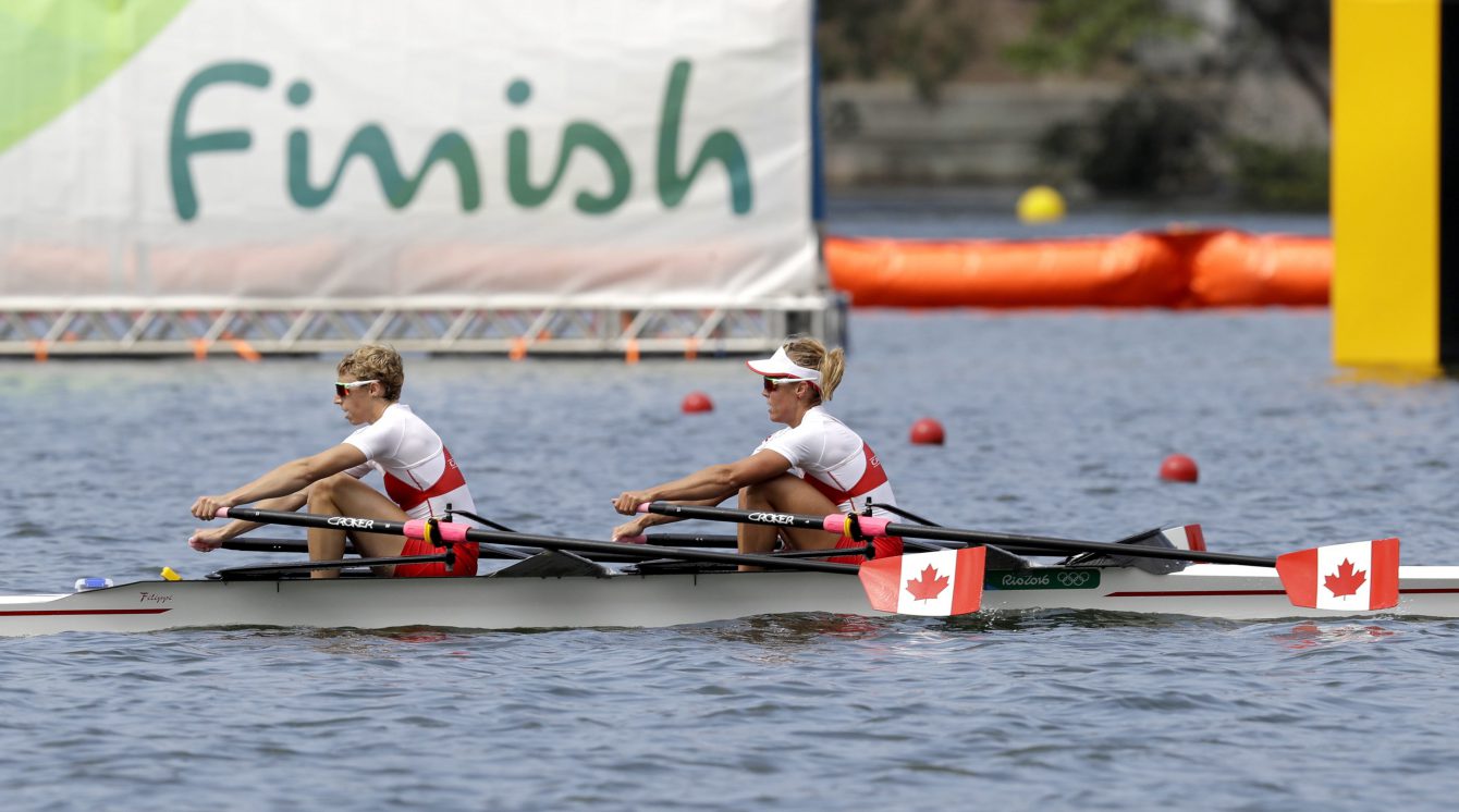 Lindsay Jennerich et Patricia Obee lors des vagues préliminaires du deux de couple poids léger féminin aux Jeux olympiques d’été de 2016, à Rio. (AP Photo/Luca Bruno)