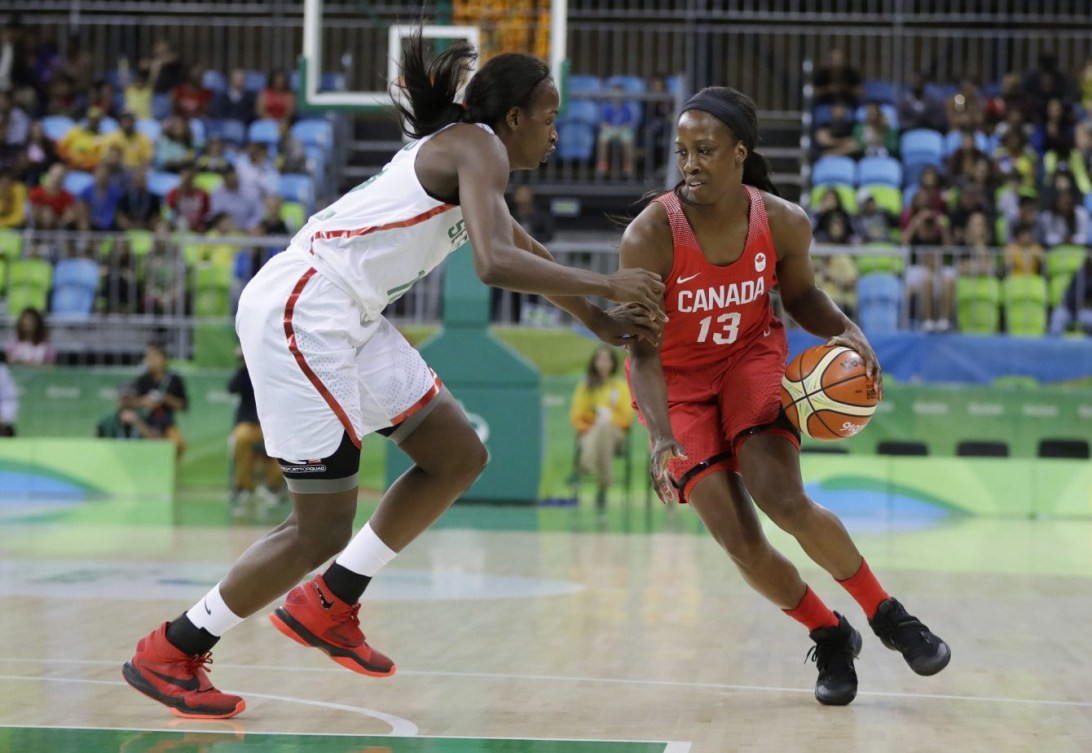 Tamara Tatham à l'attaque contre la Sénégalaise Mame Marie Sy aux Jeux olympiques de Rio, le 10 août 2016. (AP Photo/Carlos Osorio)