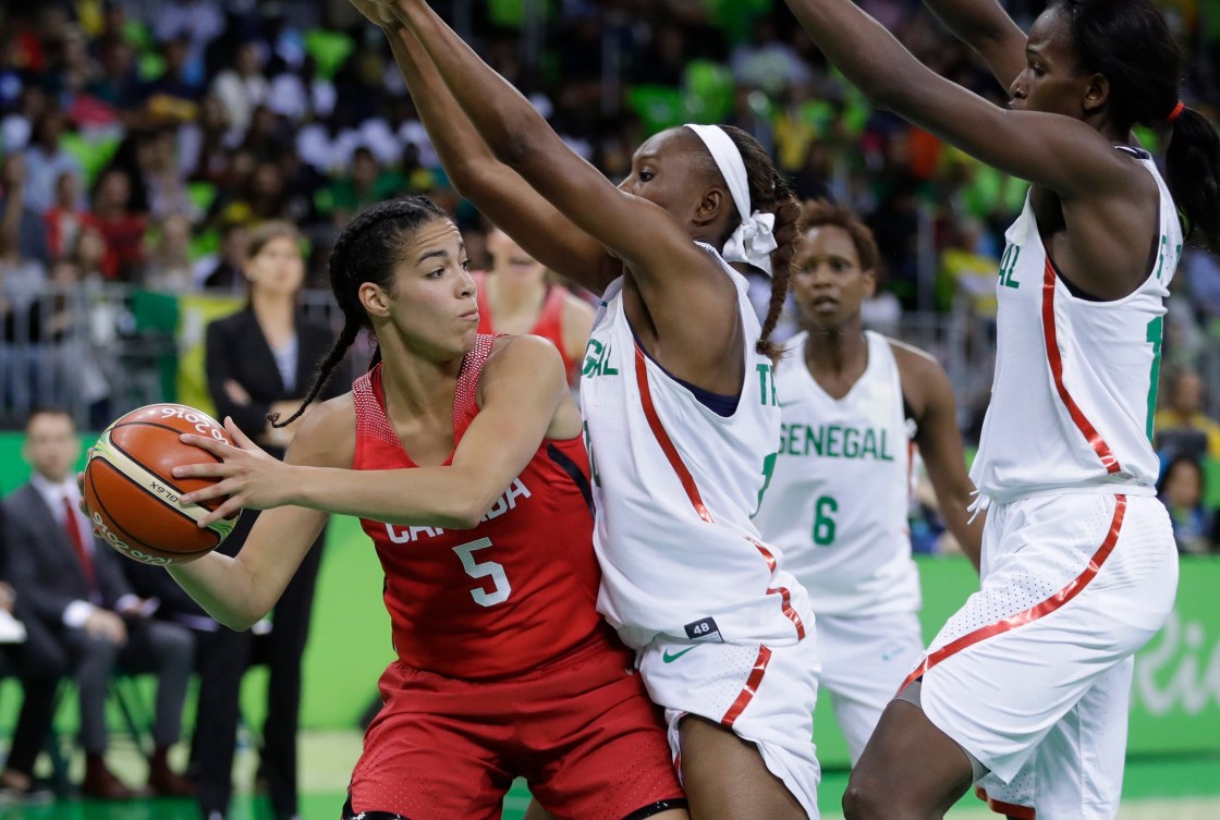 La garde canadienne Kia Nurse tente de passer la balle à une coéquipière durant le match contre le Sénégal.