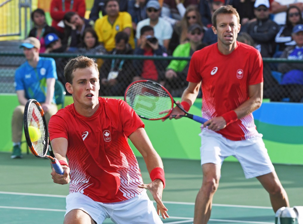 Vasek Pospisil et Daniel Nestor dans leur match de demi-finale contre Rafael Nadal et Marc Lopez aux Jeux olympiques de Rio, le 11 août 2016. THE CANADIAN PRESS/Ryan Remiorz