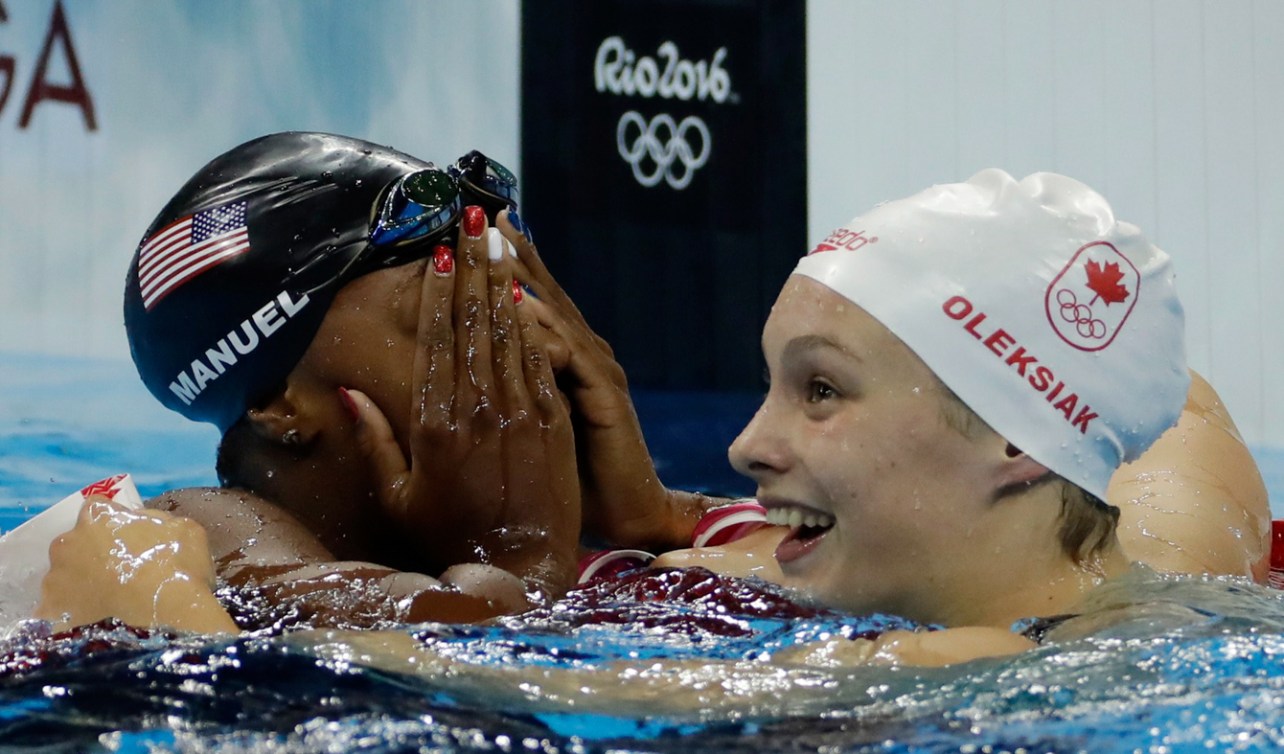  Simone Manuel et Penny Oleksiak  célèbrent leur médaille d’or aux Jeux olympiques de Rio, le 11 août 2016. (AP Photo/Matt Slocum) 