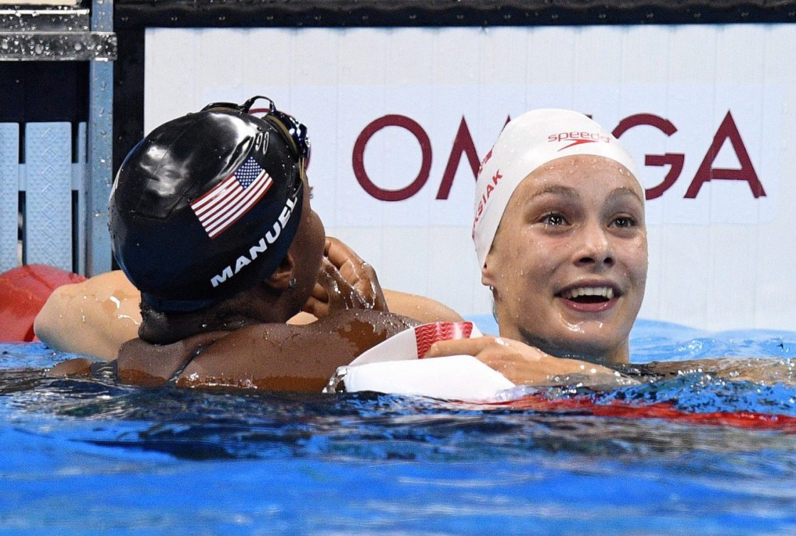 Les réactions de Penny Oleksiak et Simone Manuel après avoir remporté l’or aux Jeux olympiques de Rio, le 11 août 2016. THE CANADIAN PRESS/Sean Kilpatrick 