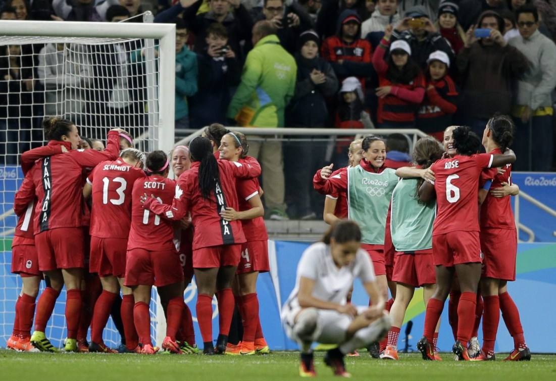 Les canadiennes célèbrent leur victoire contre la France en quarts de finale du tournoi féminin aux Jeux olympiques de Rio, le 12 août 2016.(AP Photo/Nelson Antoine)
