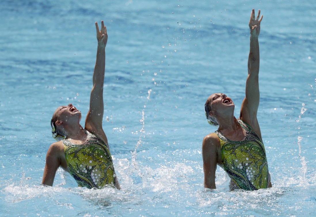 Jacqueline Simoneau (gauche) et Karine Thomas lors de la routine technique en nage synchronisée aux Jeux olympiques de Rio, le 15 août 2016. (AP Photo/Michael Sohn)