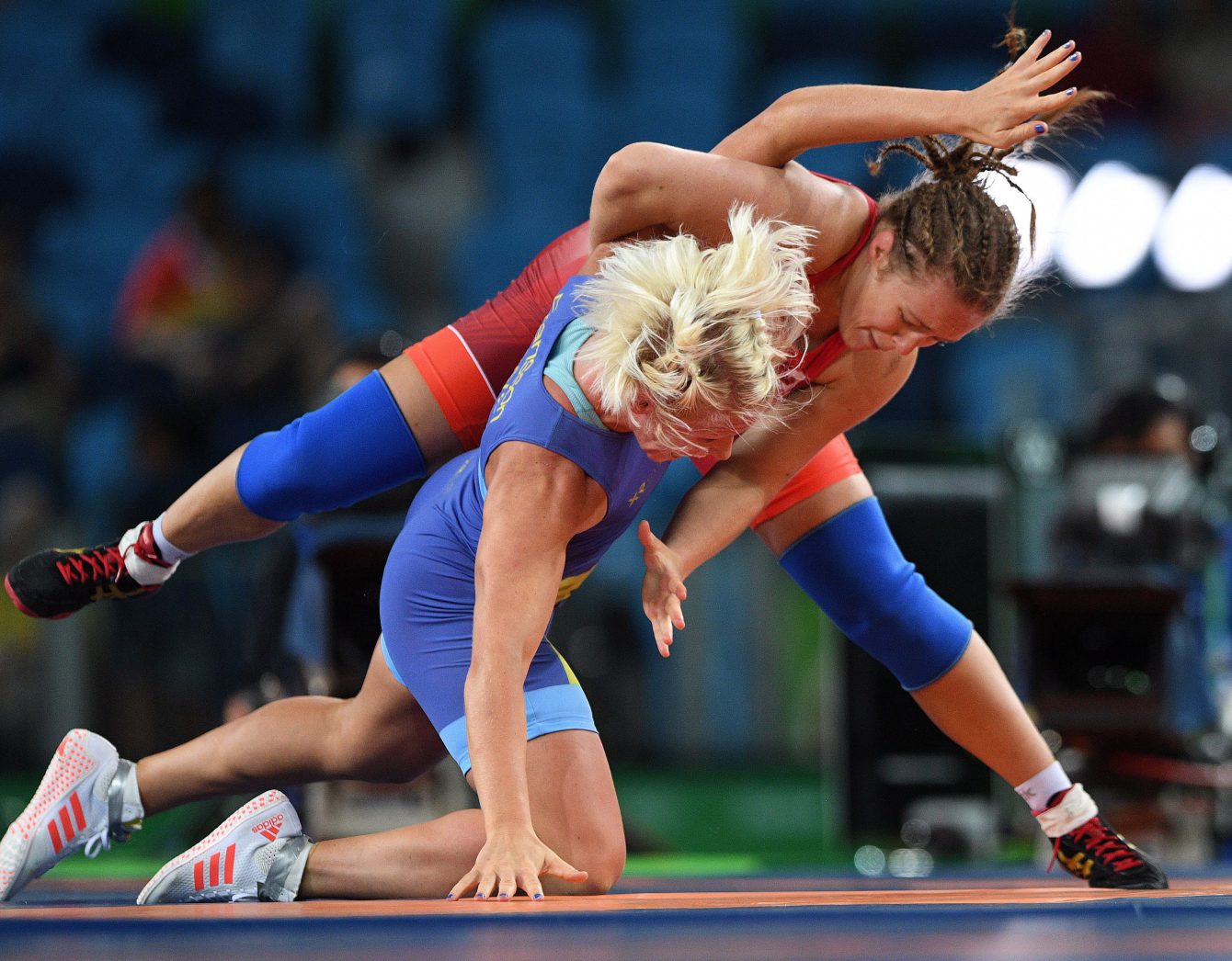 Dori Yeats lors de son combat pour la médaille de bronze contre la Suédoise Anna Jenny Fransson dans la catégorie des 69kg aux Jeux olympiques de 2016, à Rio. THE CANADIAN PRESS/Sean Kilpatrick