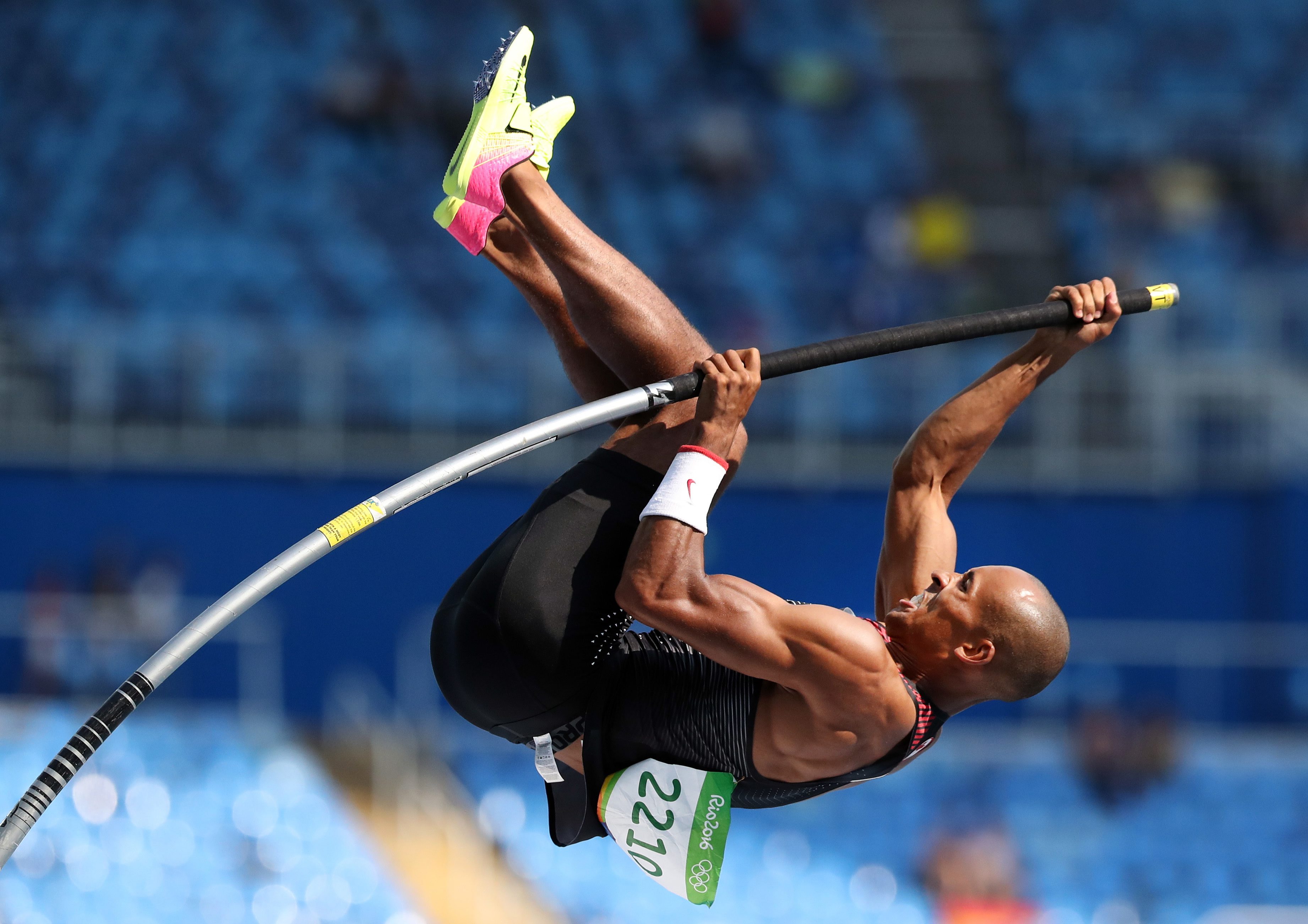 Damian Warner prend part à l'épreuve du saut à la perche du décathlon des Jeux olympiques de Rio, le 18 août 2016. (AP Photo/Lee Jin-man)