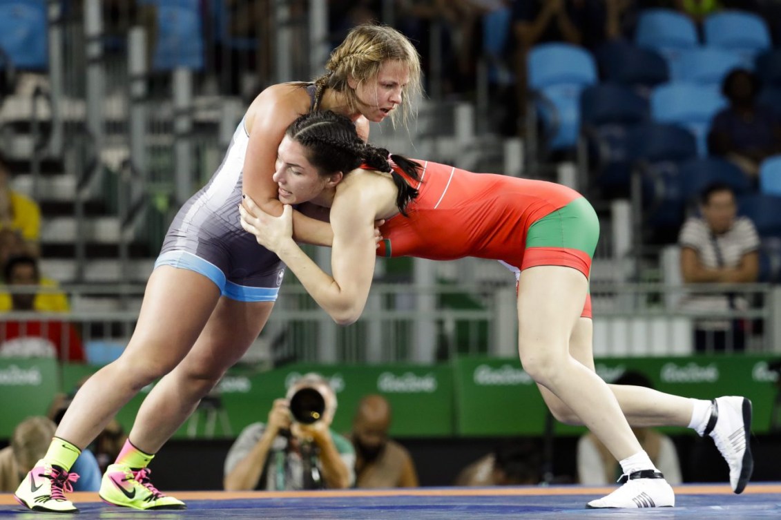 Erica Wiebe, en bleu, contre Vasilisa Marzaliuk du Bélarus aux Jeux olympiques de Rio, le 18 août 2016. (AP Photo/Markus Schreiber)