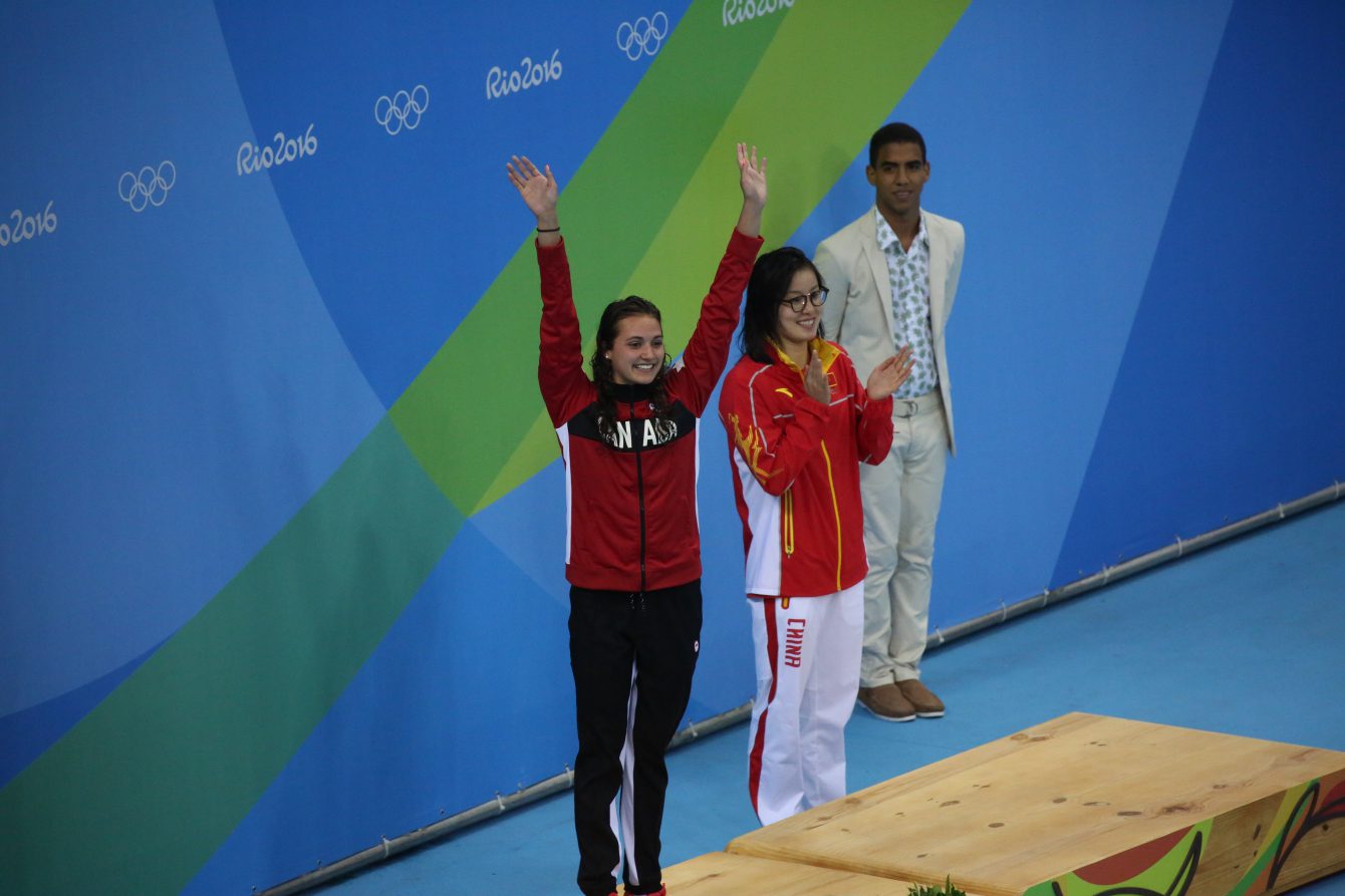 Kylie Masse durant la cérémonie de remise des médailles. Elle a remporté la médaille de bronze au 100 m dos aux Jeux de Rio. 8 août 2016. (Photo/Steve Boudreau)