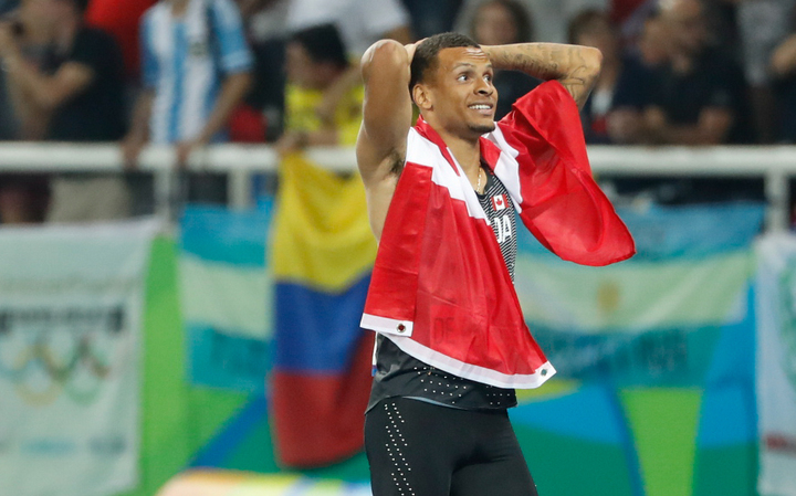 Andre De Grasse célèbre sa médaille de bronze à l'épreuve du 100 m aux Jeux olympiques de Rio, le 14 août 2016.