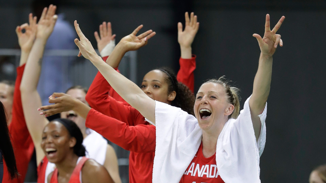 Lizanne Murphy et les Canadiennes célèbrent un panier à trois points du Canada sur la Chine aux Jeux olympiques de Rio, le 6 août 2016. (AP Photo/Carlos Osorio)