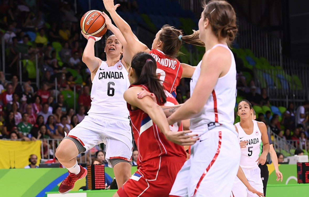 Shona Thorburn tente un panier contre la Serbie aux Jeux olympiques de Rio, le 8 août 2016.