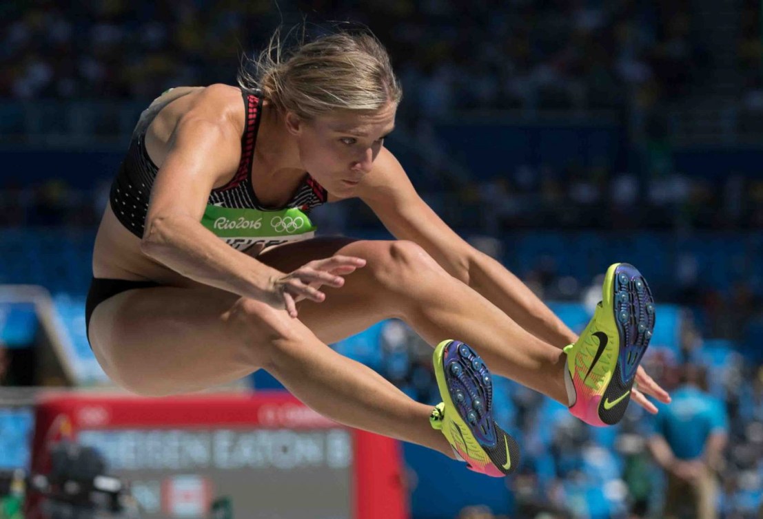BrianneTheisen-Eaton au saut en longueur lors de l'heptathlon aux Jeux olympiques de Rio, le 13 août 2016. (COC// Jason Ransom)