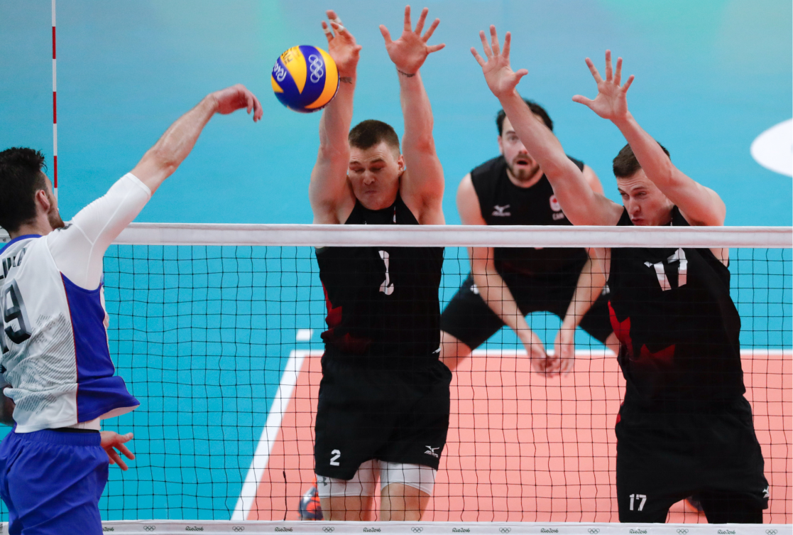 Le Canada affrontant la Russie lors des quart de finale de volleyball à Rio, le 17 aout 2016