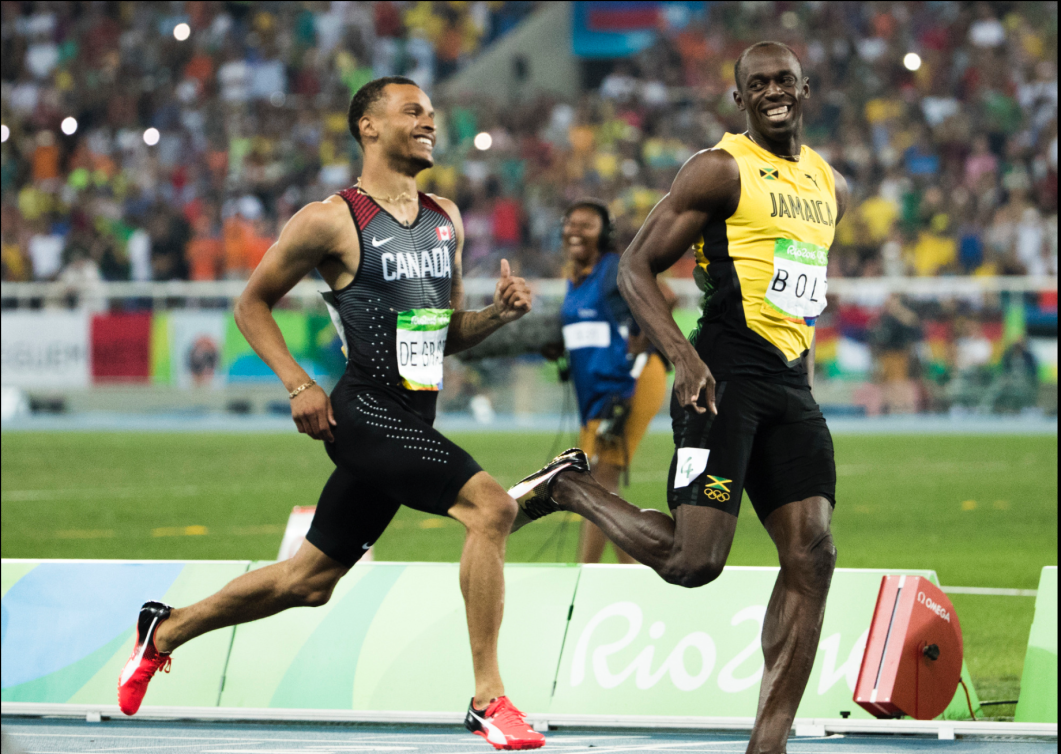 Andre De Grasse et Usain Bolt rigolent en courant