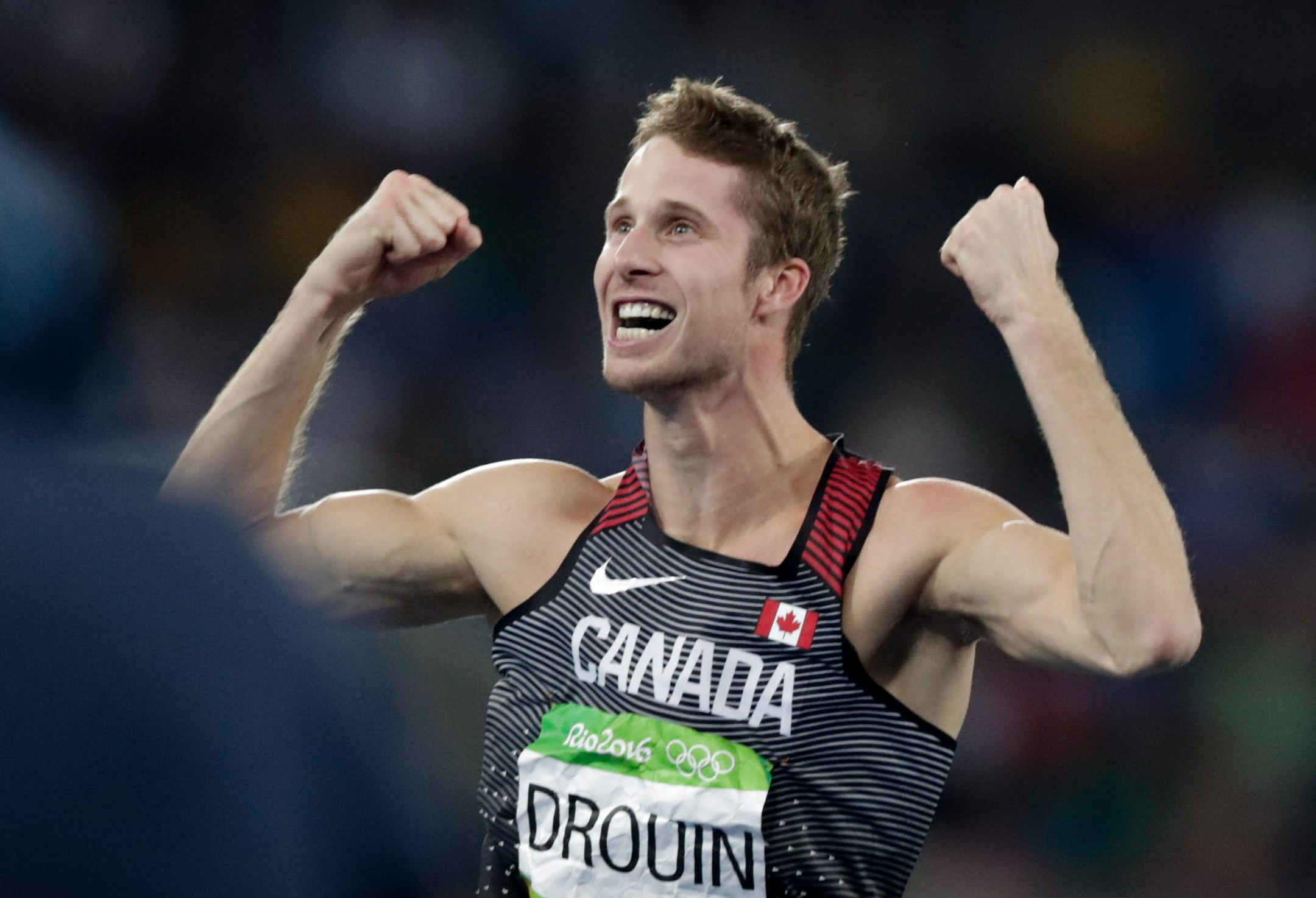 Derek Drouin célèbre après son saut de 2,38 m, lors de la finale de l'épreuve du saut en hauteur, le 16 août 2016 à Rio. (AP Photo/Morry Gash) COC Jason Ransom