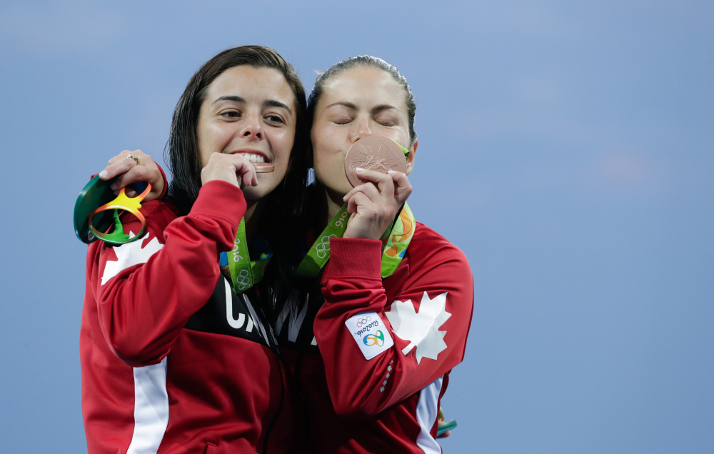 Meaghan Benfeito et Roseline Filion (à droite) célèbrent leur médaille de bronze au 10 m synchronisé aux Jeux olympiques de Rio, le 9 août 2016. (AP Photo/Wong Maye-E)