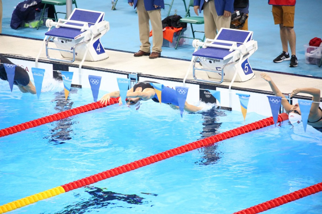 Hilary Caldwell au départ de la finale du 200 m dos des Jeux de Rio. 12 août 2016. Photo Steve Boudreau