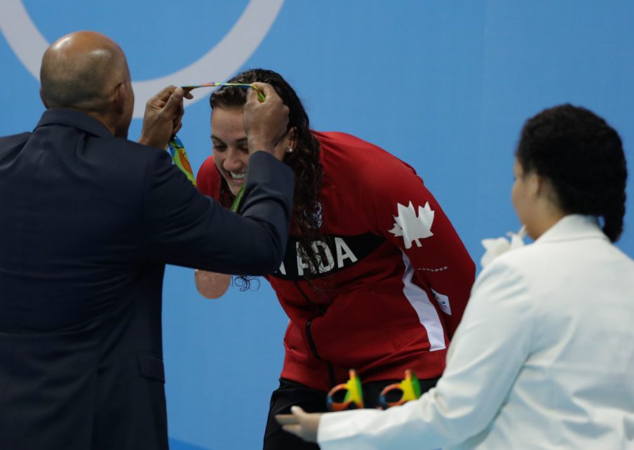 Kylie Masse durant la cérémonie de remise des médailles. Elle a remporté la médaille de bronze au 100 m dos aux Jeux de Rio. 8 août 2016. (Photo/Jason Ransom)