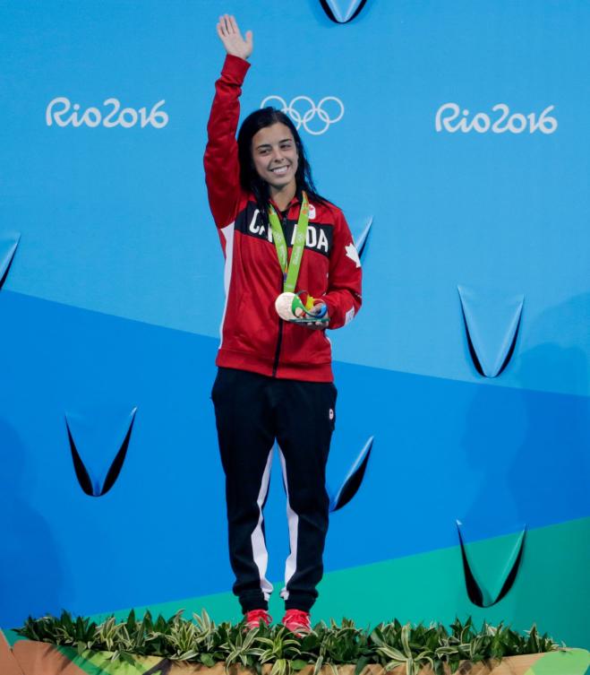 Meaghan Benfeito reçoit sa médaille de bronze du 10 m individuel aux Jeux olympiques de Rio, le 18 août 2016. Photo: COC/Jason Ransom