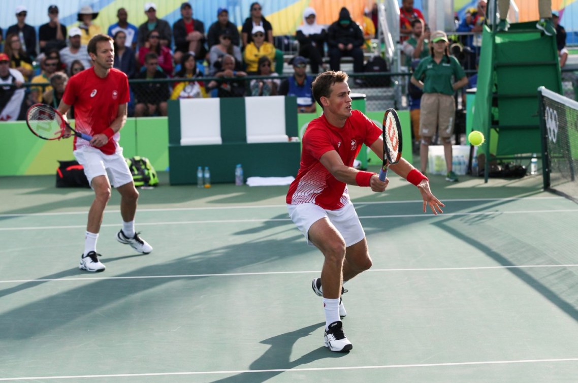 Vasek Pospisil et Daniel Nestor dans leur match de demi-finale contre Rafael Nadal et Marc Lopez aux Jeux olympiques de Rio, le 11 août 2016. (COC // David Jackson)