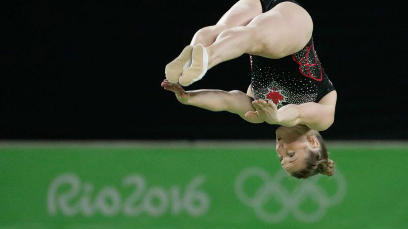 Rosie Maclennan durant sa performance en qualifications à la trampoline aux Jeux de Rio. 12 août 2016. Photo Jason Ransom