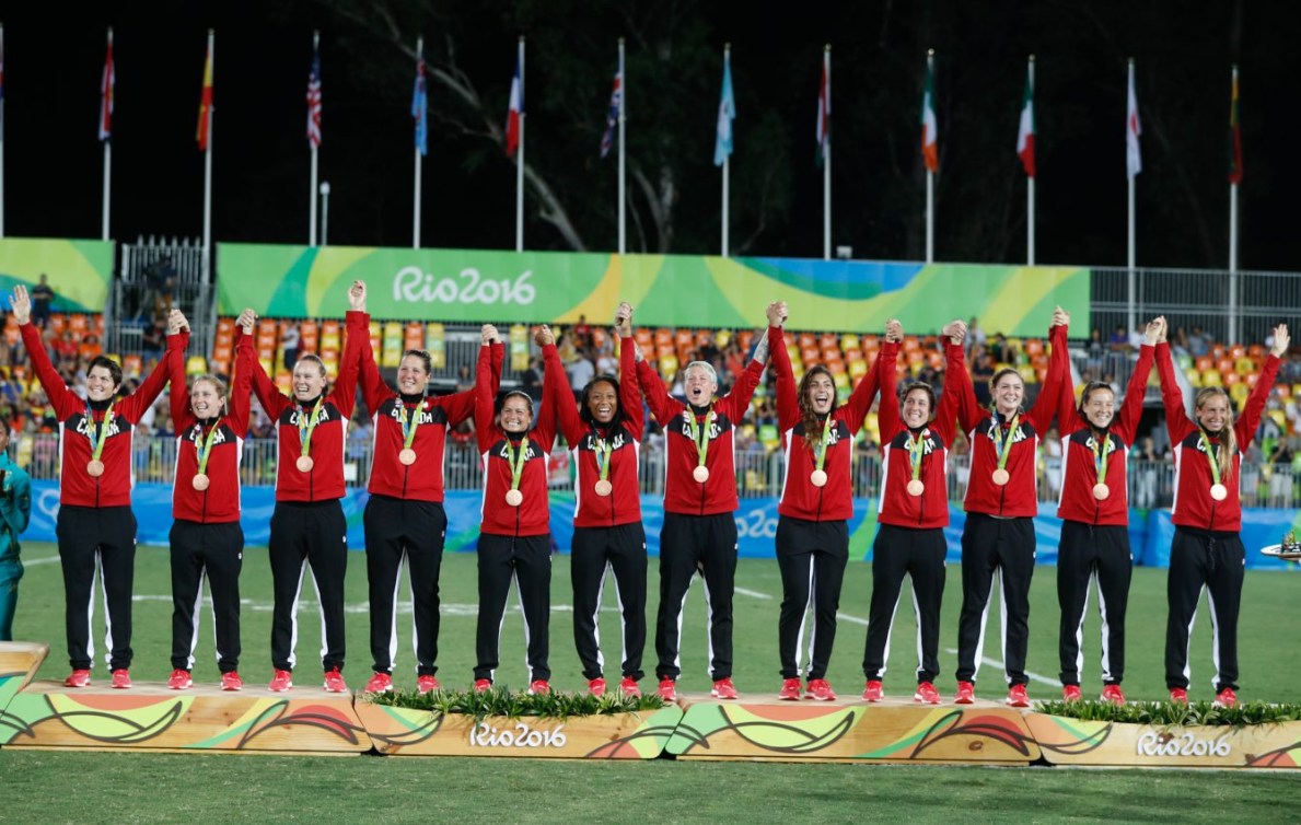 L'équipe canadienne de rugby à sept féminin lors de la cérémonie des médailles des Jeu olympiques de Rio, le 8 août 2016.