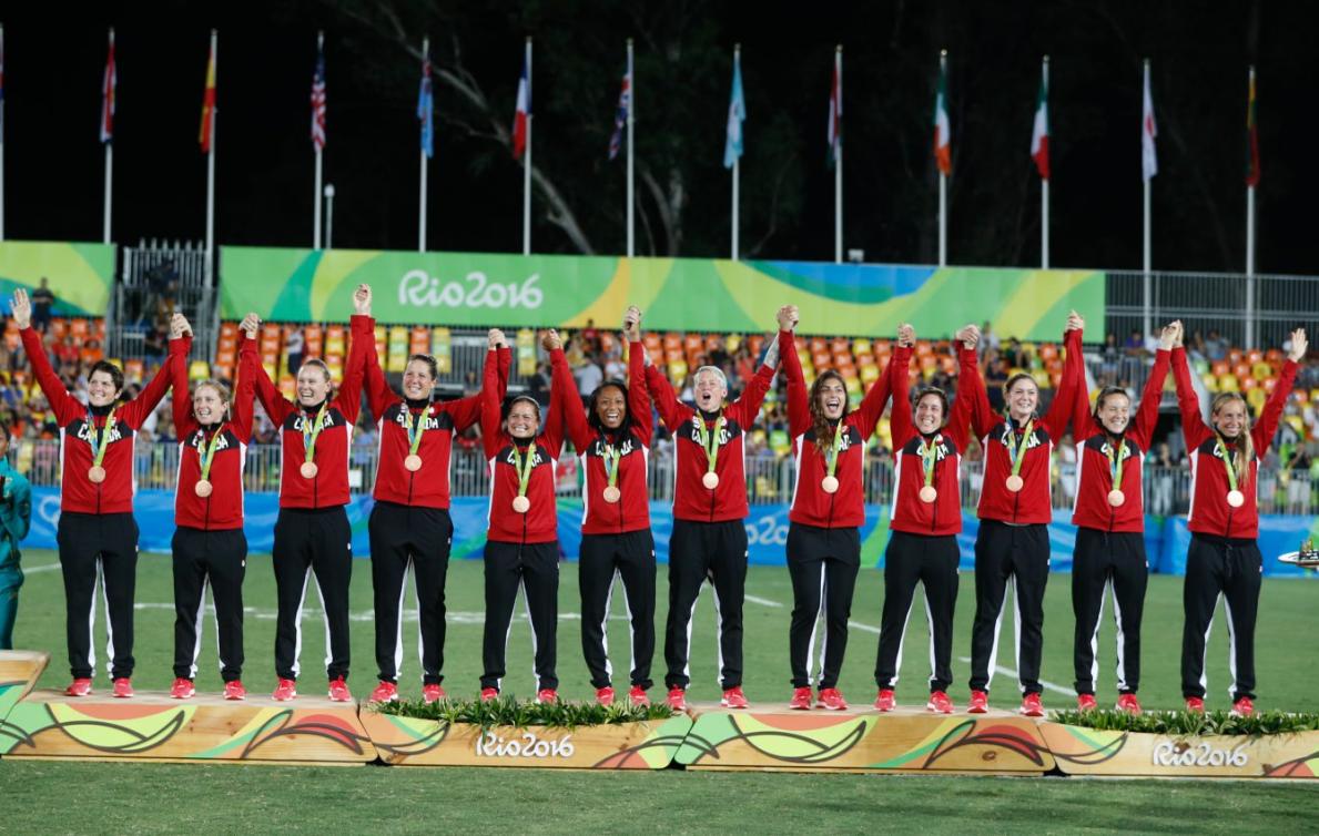 L'équipe canadienne de rugby à sept féminin lors de la cérémonie des médailles des Jeu olympiques de Rio, le 8 août 2016.
