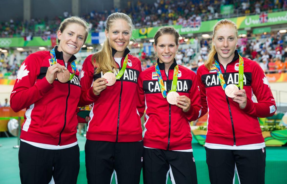 Allison Beveridge, Jasmin Glaesser, Kirsti Lay et Georgia Simmerling lors de la remise des médailles de la poursuite par équipes féminine aux Jeux olympiques de Rio, le 13 août 2016. (COC Photo/Mark Blinch)