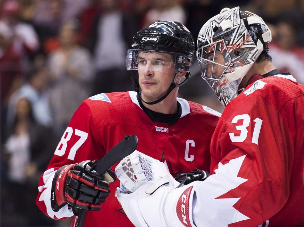 Sidney Crosby et Carey Price célèbrent la victoire du Canada sur la République tchèque à la Coupe du monde de hockey le 17 septembre 2016 à Toronto. THE CANADIAN PRESS/Nathan Denette