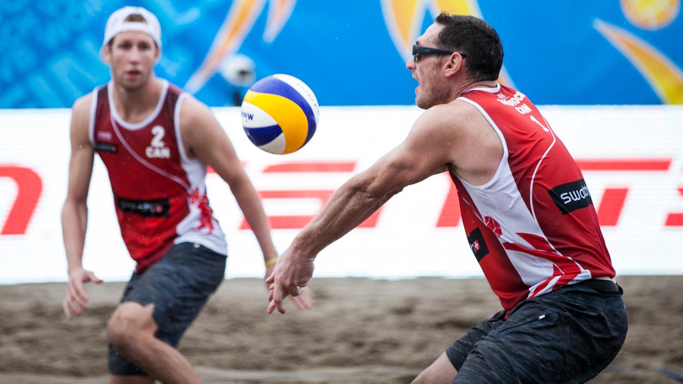 Josh Binstock frappe le ballon lors du match contre la Pologne aux Finales World Tour Swatch FIVB, le 17 septembre 2016.(Photo: Thomas Skrlj)