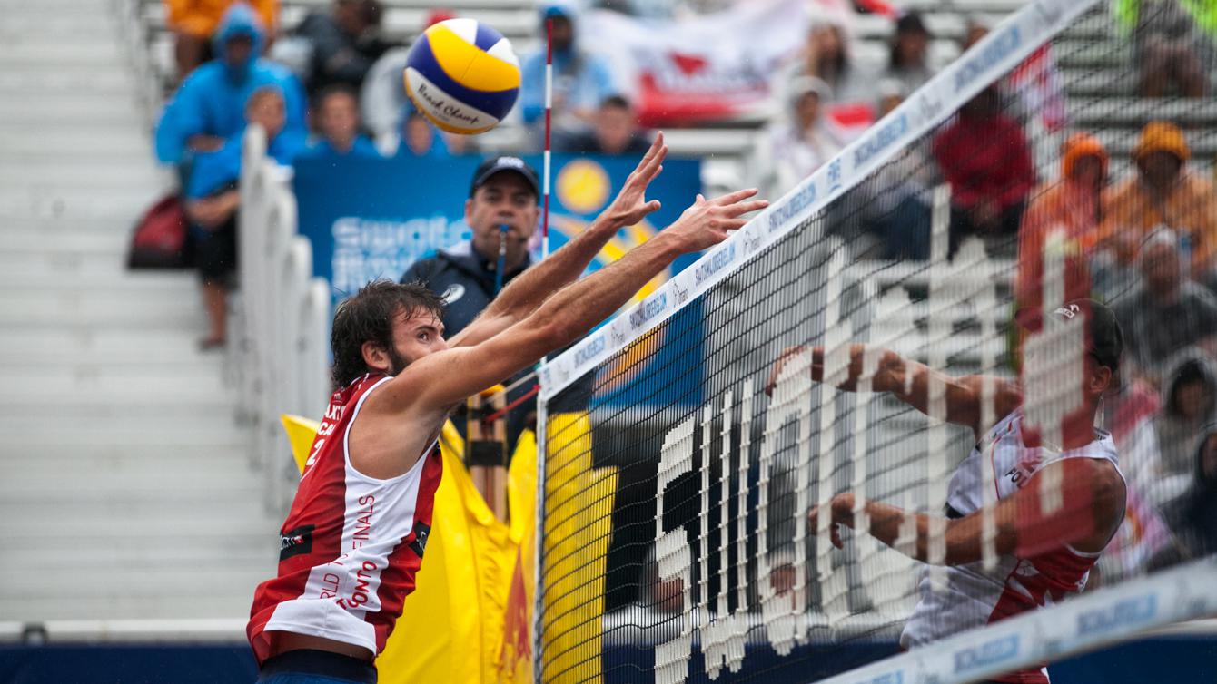 Ben Saxton réalise un bloc en quarts de finales contre la Pologne à Toronto, le 17 septembre 2016.(Photo: Thomas Skrlj)