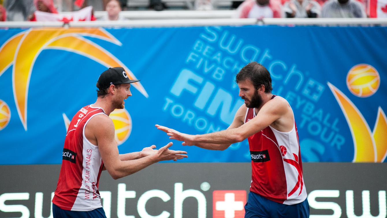 Ben Saxton et Chaim Schalk célèbrent un point gagné contre la Pologne aux finales World Tour Swatch FIVB de Toronto, le 17 septembre 2016. (Photo: Thomas Skrlj)