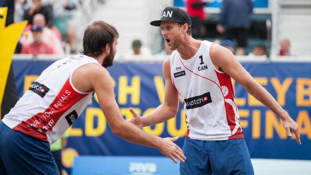 Ben Saxton et Chaim Schalk célèbrent leur victoire de quarts de finale sur la Pologne aux finales World Tour Swatch FIVB de Toronto, le 17 septembre 2016. (Photo: Thomas Skrlj)