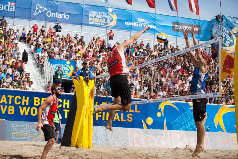 Chaim Schalk effectue un smash contre les Américains John Hyden et Tri Bourne lors du match de la médaille de bronze aux finales du Circuit mondial Swatch de la FIVB, le 18 septembre 2016 à Toronto. (Photo/ Thomas Skrlj)