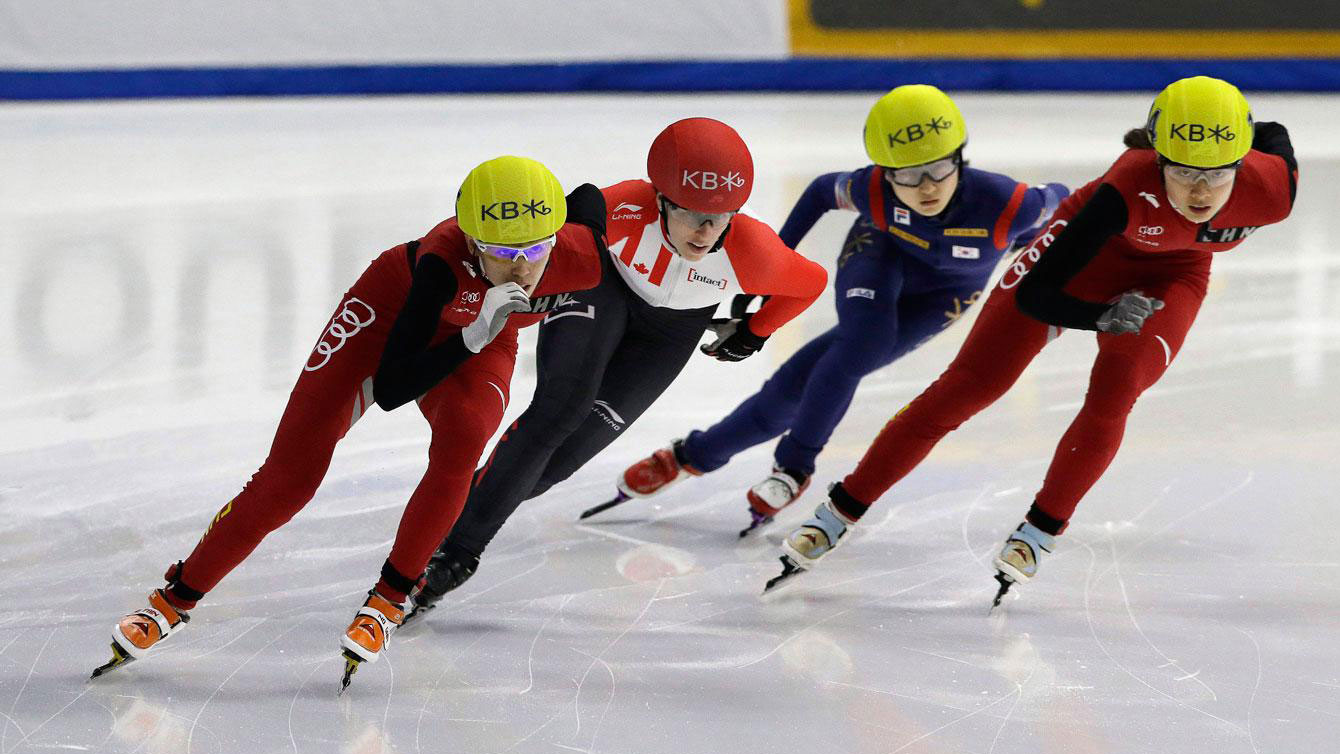 Marianne St-Gelais et la Chinoise Wang Lexin (gauche), la Sud-coréenne Choi Minjeong (arrière) et la Chinoise Qu Chunyu à l'épreuve du 500 m en Coupe du monde le 12 mars 2016. (AP Photo/Ahn Young-joon) 