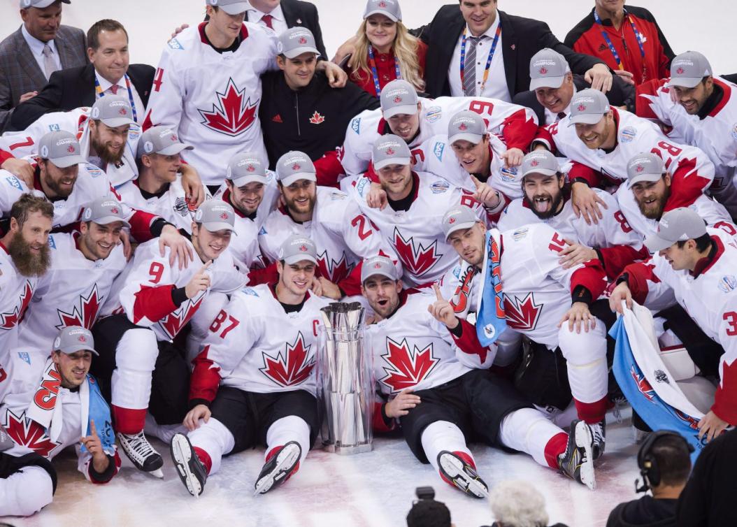 Sidney Crosby et ses coéquipiers célèbrent leur victoire en finale de la Coupe du monde de hockey, le 29 septembre 2016 à Toronto. THE CANADIAN PRESS/Nathan Denette