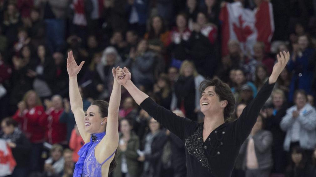 Tessa Virtue et Scott Moir saluent la foule après leur danse courte aux Internationaux Patinage Canada, le 28 octobre 2016 à Mississauga. THE CANADIAN PRESS/Nathan Denette