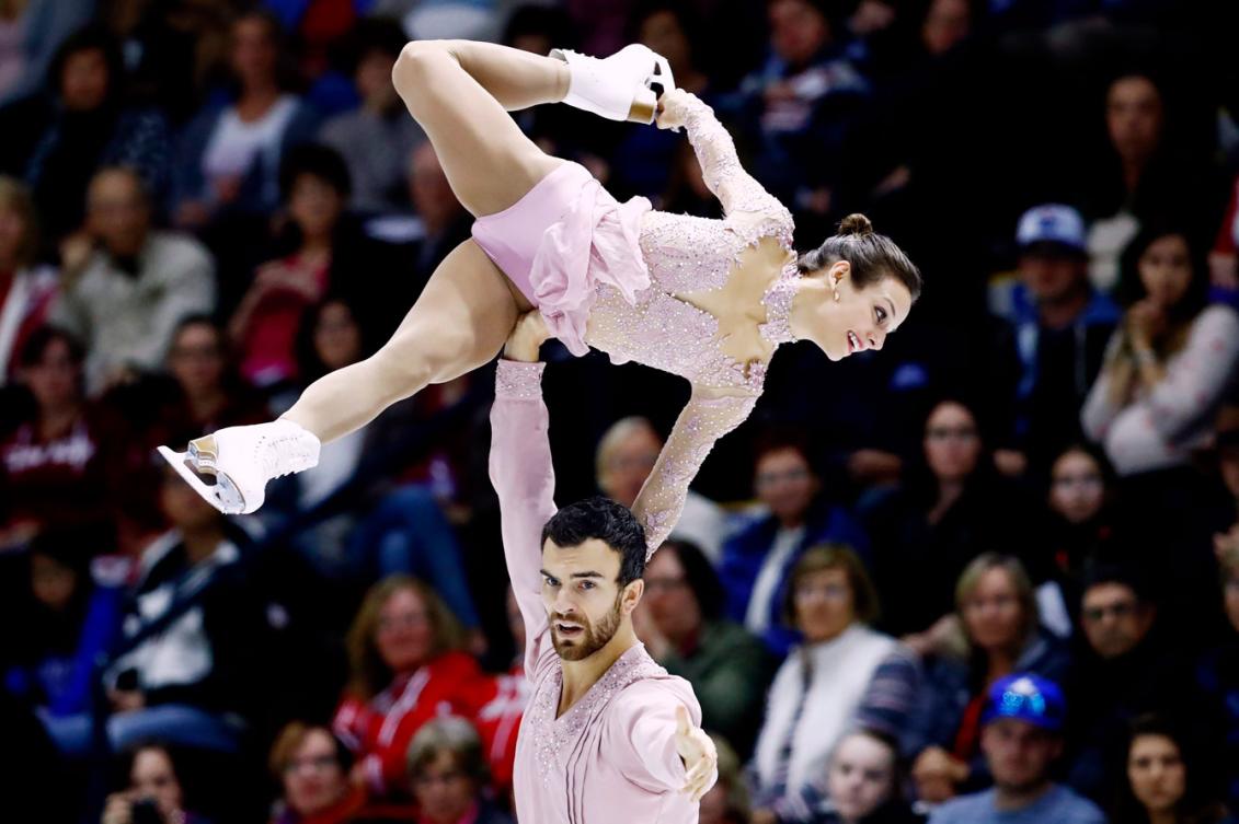 Meagan Duhamel et Eric Radford lors de leur programme libre aux Internationaux Patinage Canada, le 29 octobre 2016 à Mississauga. THE CANADIAN PRESS/Mark Blinch