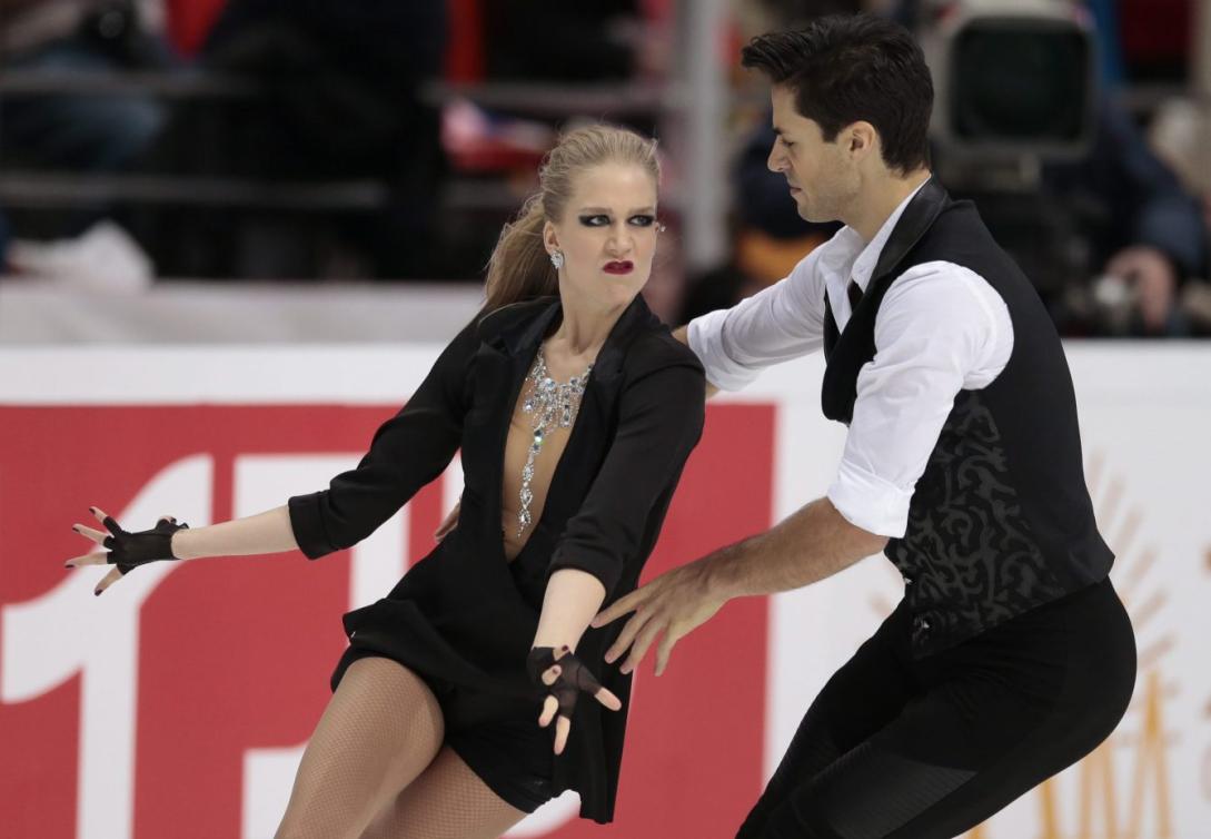 Kaitlyn Weaver et Andrew Poje pendant leur danse courte à la Coupe de Russie, le 4 novembre 2016. (AP Photo/Ivan Sekretarev)