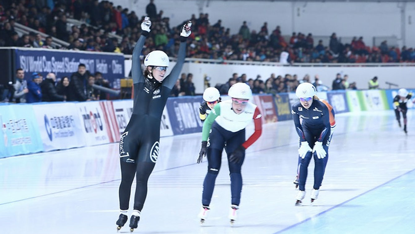 Ivanie Blondin remporte l'épreuve du départ groupé à la Coupe du monde de Harbin, en Chine, le 13 novembre 2016. (Photo: ISU)