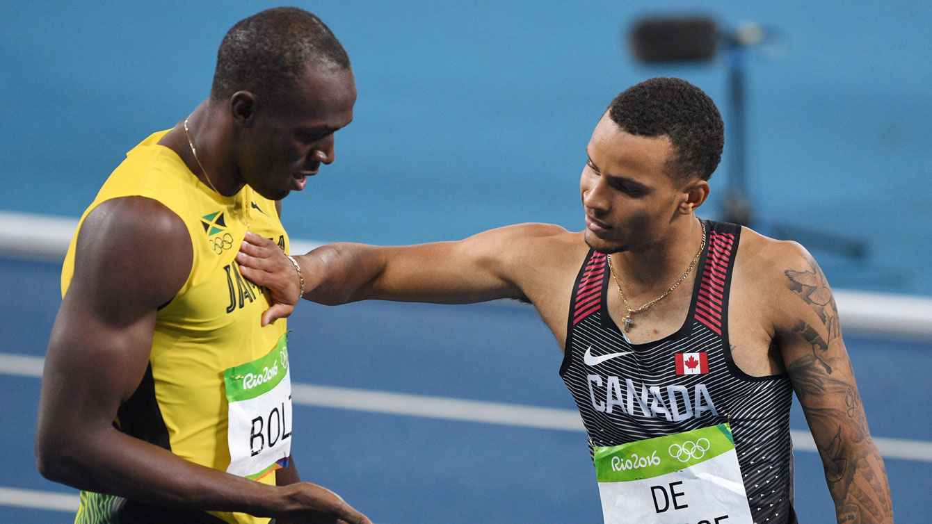 Usain Bolt et Andre De Grasse après la finale olympique du 200 m, à Rio de Janeiro, le 18 août 2016.