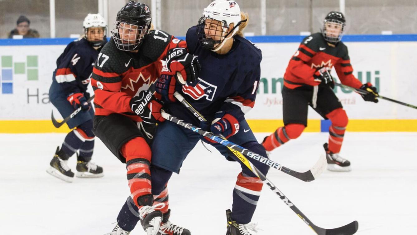 Baily Bram joue du coude avec l'Américaine Kelli Stack en ronde préliminaire de la Coupe des quatre nations, le 4 novembre 2016 à Vierumäk, en Finlande. (Photo : Hockey Canada)