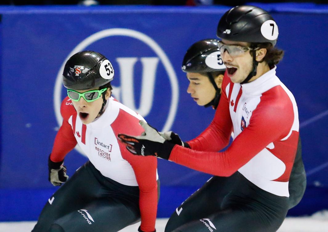 Charle Cournoyer (à gauche) et Samuel Girard célèbrent leur doublé à la finale du 1000 m à la Coupe du monde de Calgary, le 6 novembre 2016. ( Photo: THE CANADIAN PRESS/Jeff McIntosh)
