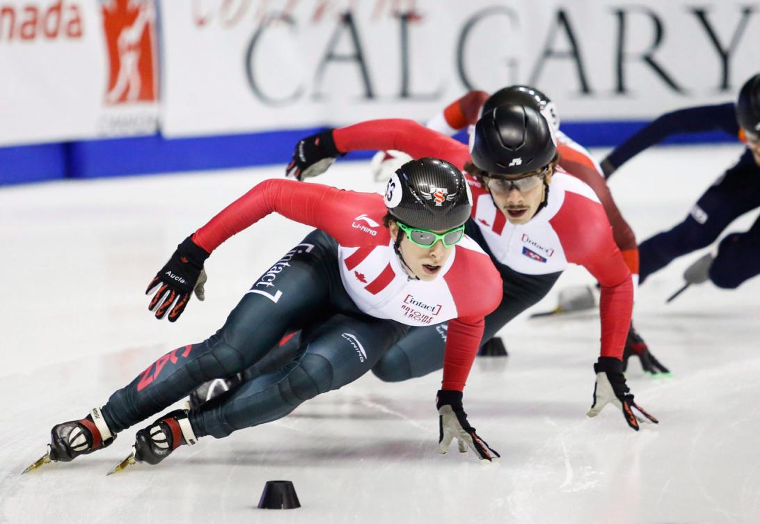 Charle Cournoyer suivi de Samuel Girard lors de la finale du 1000 m à la Coupe du monde de Calgary, le 6 novembre 2016. ( Photo: THE CANADIAN PRESS/Jeff McIntosh)