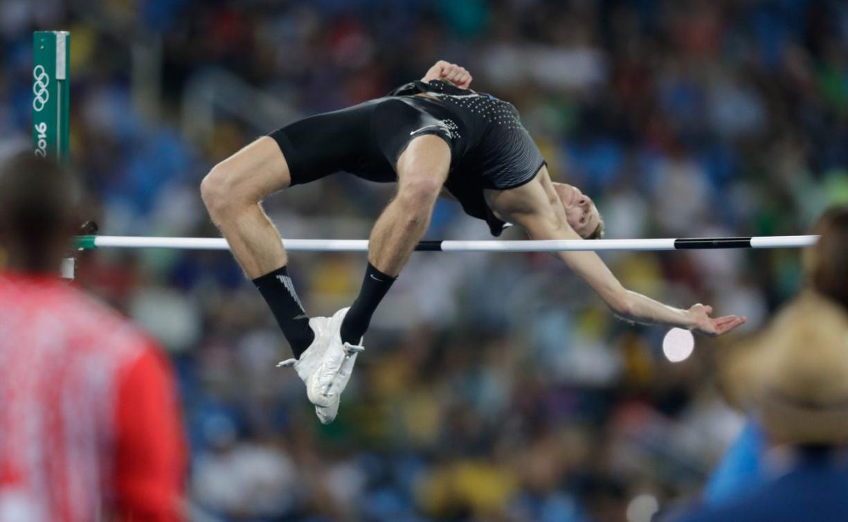 Derek Drouin pendant la finale de saut en hauteur, lors des Jeux olympiques de Rio le 16 août 2016. (AP Photo/Matt Dunham)
