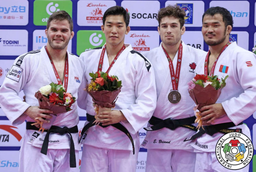 Étienne Briand (deuxième à partir de la droite) célèbre sa médaille de bronze remportée chez les - de 81 kg au Grand Prix de Quingdao, en Chine, le 20 novembre 2016. (International Judo Federation/Sabau Gabriela)