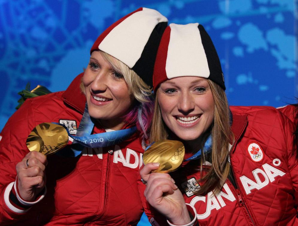 Gold medalists from Kaillie Humphries et Heather Moyse célèbrent leur médaille d'or en bobsleigh féminin aux Jeux olympiques de Vancouver, le 25 février 2010. (AP Photo/Ricardo Mazalan)