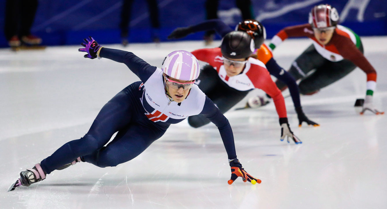 Jamie Macdonald derrière Elise Christie (Grande-Bretagne) lors de la finale du 500 m à la Coupe du monde de Calgary, le 6 novembre 2016. ( Photo: THE CANADIAN PRESS/Jeff McIntosh)