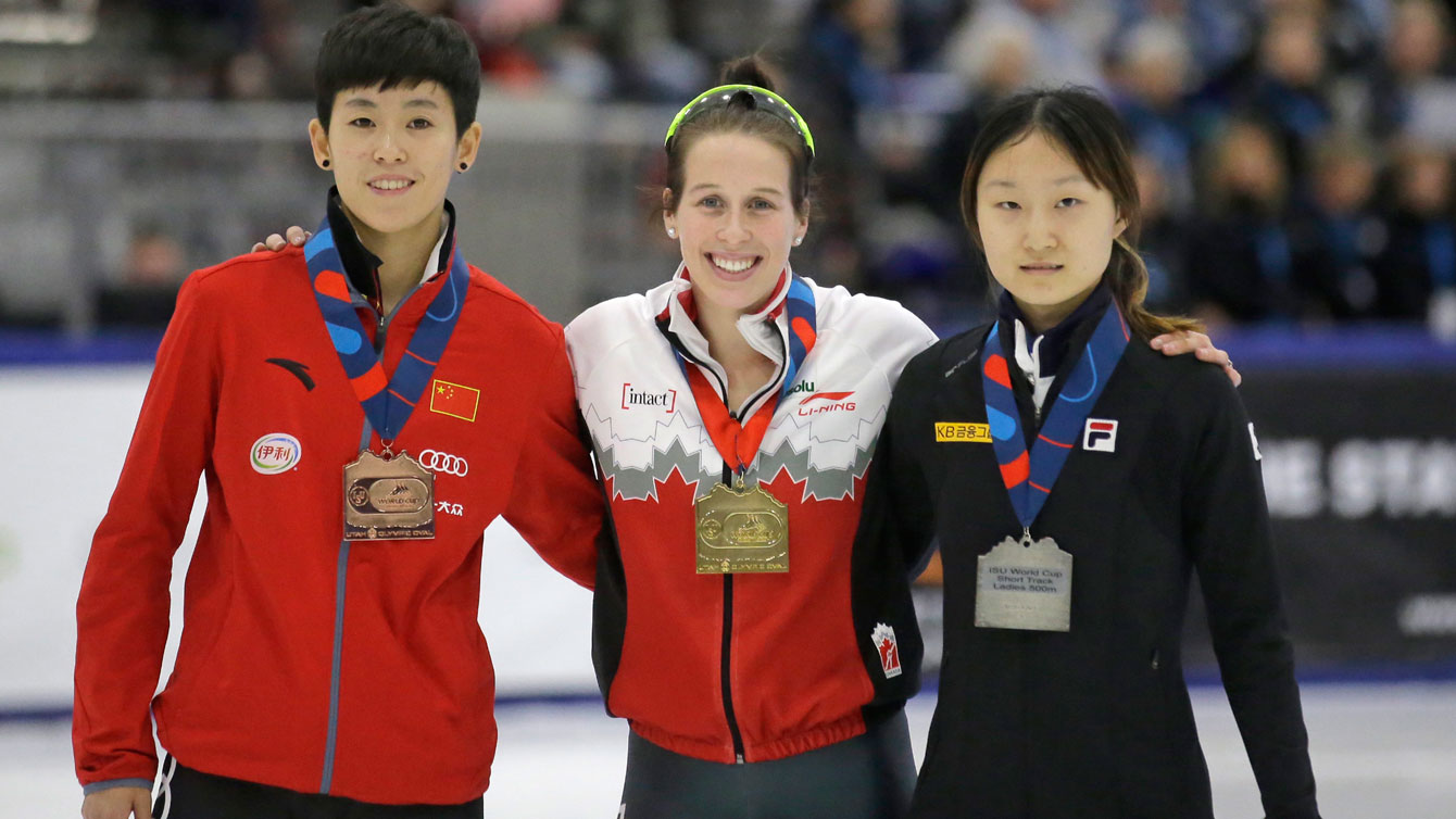 Marianne St-Gelais (au centre) avec la Chinoise Kexin Fan et la Coréenne Minjeong Choi sur le podium du 500 m à la Coupe du monde de Salt Lake City, le 13 novembre 2016. (AP Photo/Rick Bowmer)