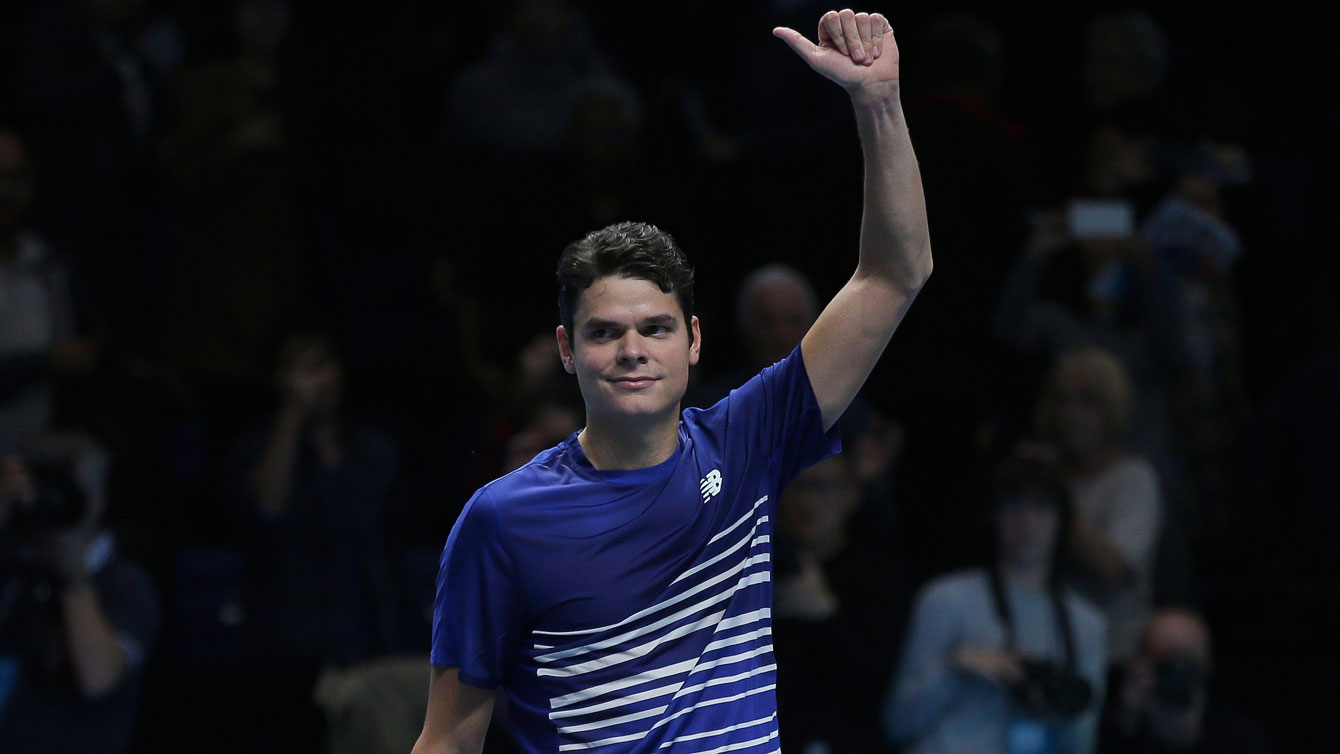 Milos Raonic célèbre sa victoire sur Gaël Monfils au tournoi à la ronde de la finale de l'ATP, le 13 novembre 2016 à l'O2 Arena de Londres. (AP Photo/Tim Ireland)